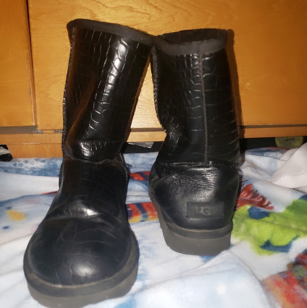 Black leather uggs 👌